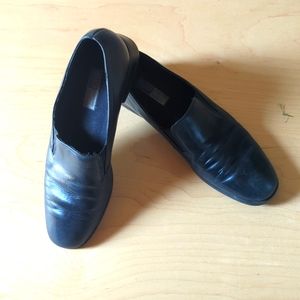 Lightly worn Munro American Roma Navy Leather shoes. size 10.5 SS